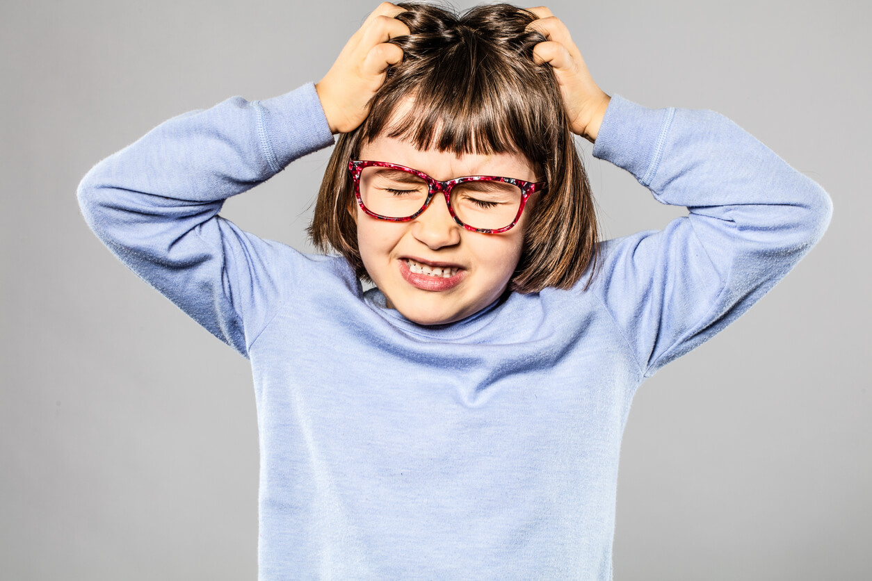 Niña rascándose la cabeza